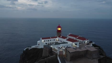 Drohnenaufnahmen-Des-Leuchtturms-Von-Cabo-De-São-Vicente,-Portugal