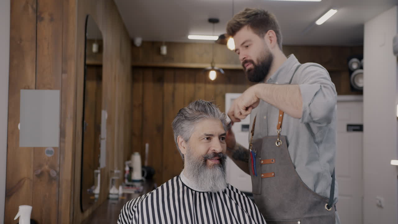 un hombre se corta el cabello en una barbería.