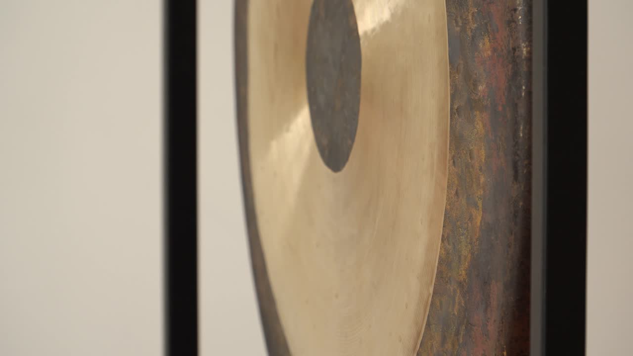 Resonant sound of a gong during a meditation session