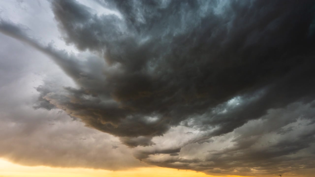 Mørke, truende skyer driver hen over himlen forud for en kommende storm.