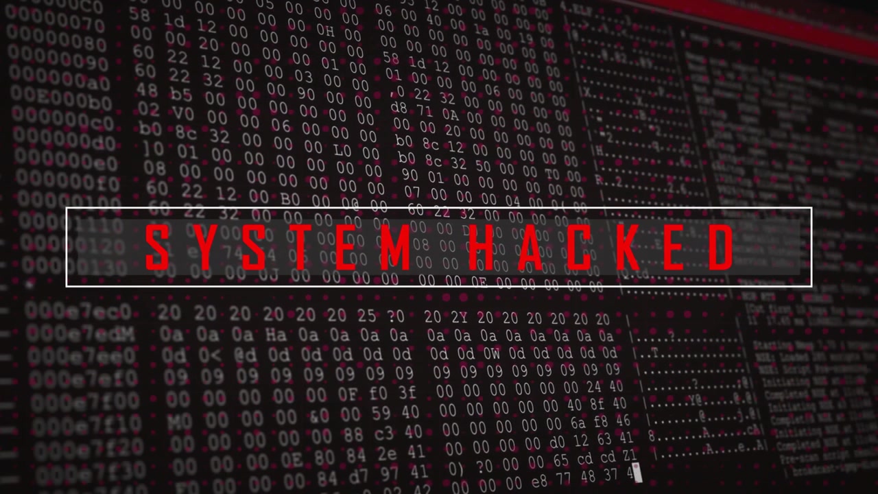 Røde bogstavfragmenter med fejl svæver fra et gitter, og "SYSTEM HACKED" dannes for at signalere et brud