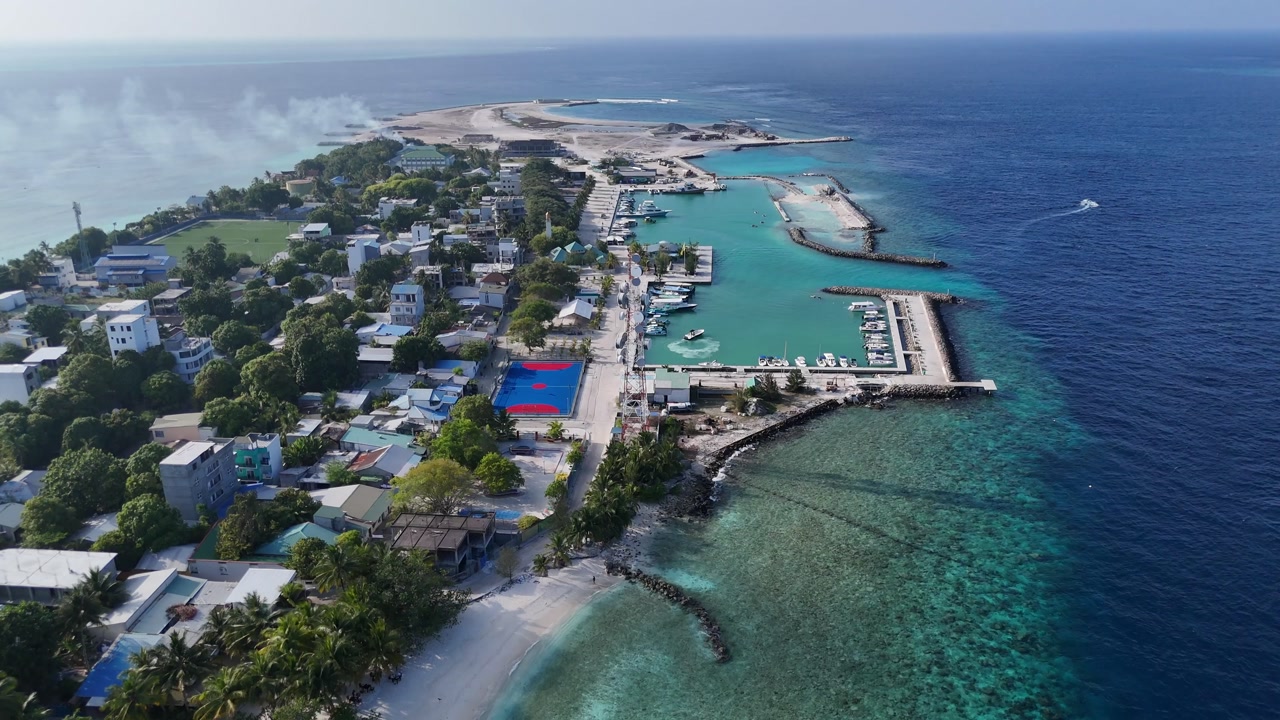 Vista aerea da drone dell'isola di Ukulhas, Maldive, circondata da una laguna turchese e da un oceano blu profondo
