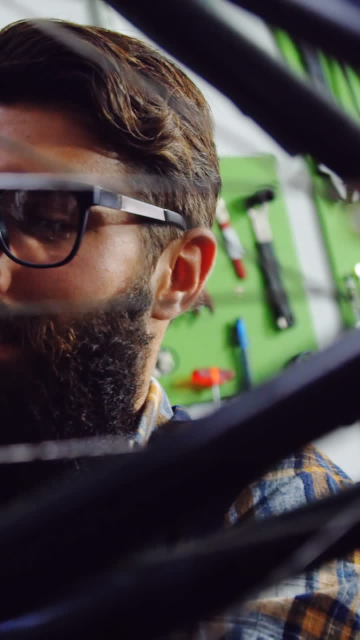 mecánico reparando bicicletas en el taller