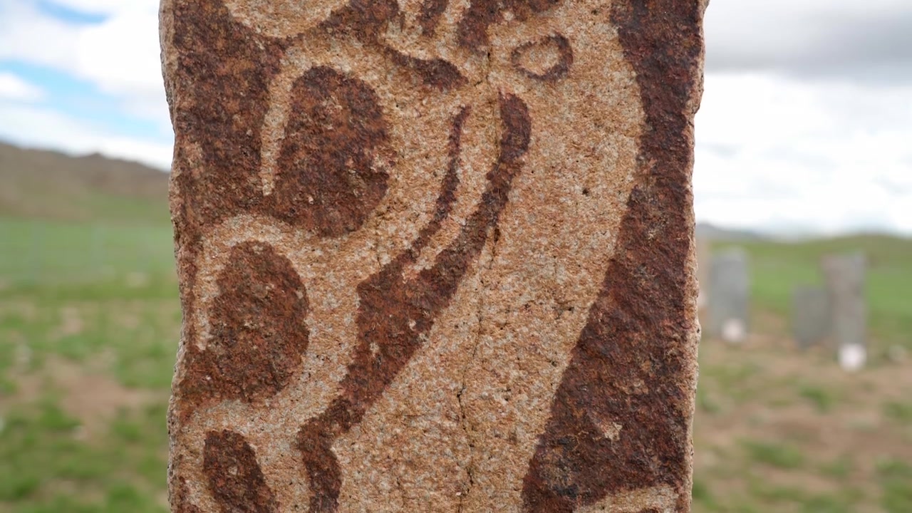 Antica stele di pietra con intricate incisioni rupestri in Mongolia