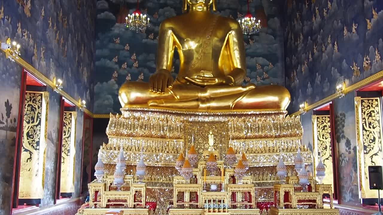 estatua de buda de oro dentro de un templo en tailandia