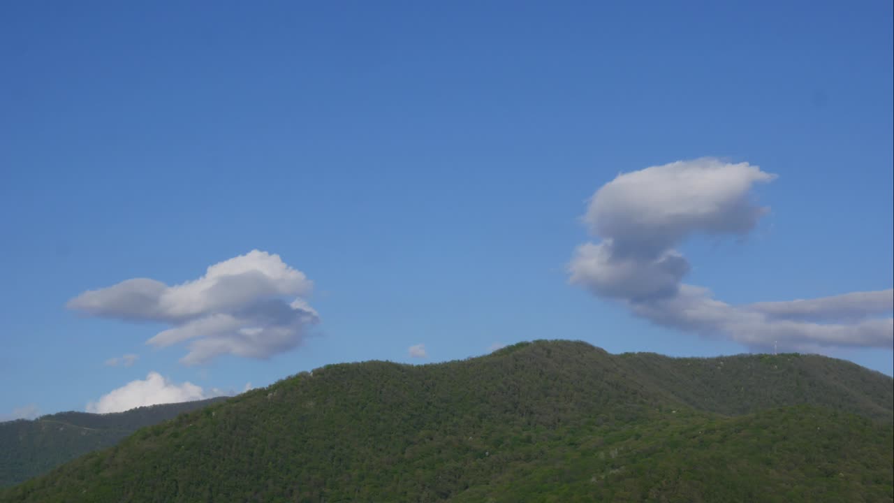 파란 하늘, 산 위의 하 구름, 부풀어오르는 색 구름, 큐러스 구름, 스케이프 타임스, 여름의 파란하늘, 극적인 웅장한 놀라운 파란색 하늘, 부드러운  구름의 형태, 구름의 타임 스 배경