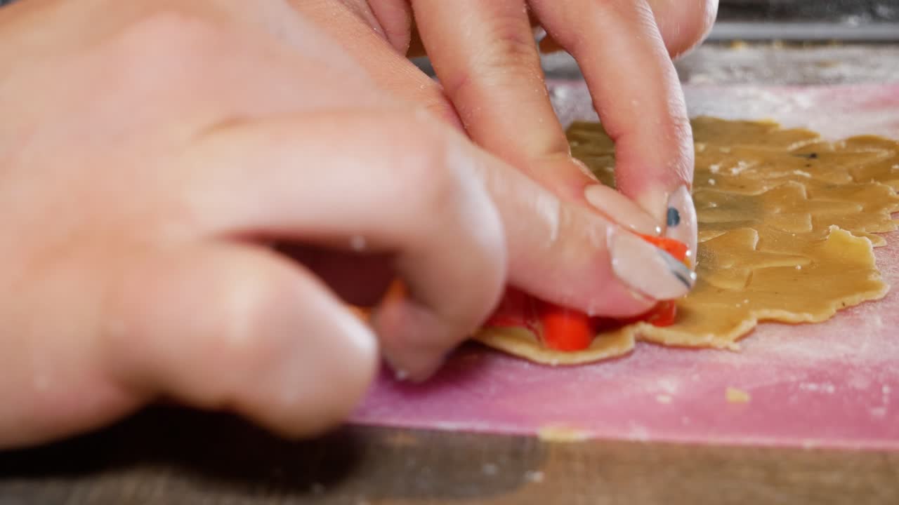 별의 형태로 진저브레드 쿠키를 만드는 여성 손 클로즈업