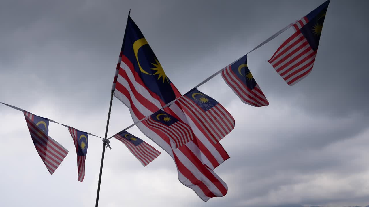 La bandiera della Malesia sventola sotto la pioggia