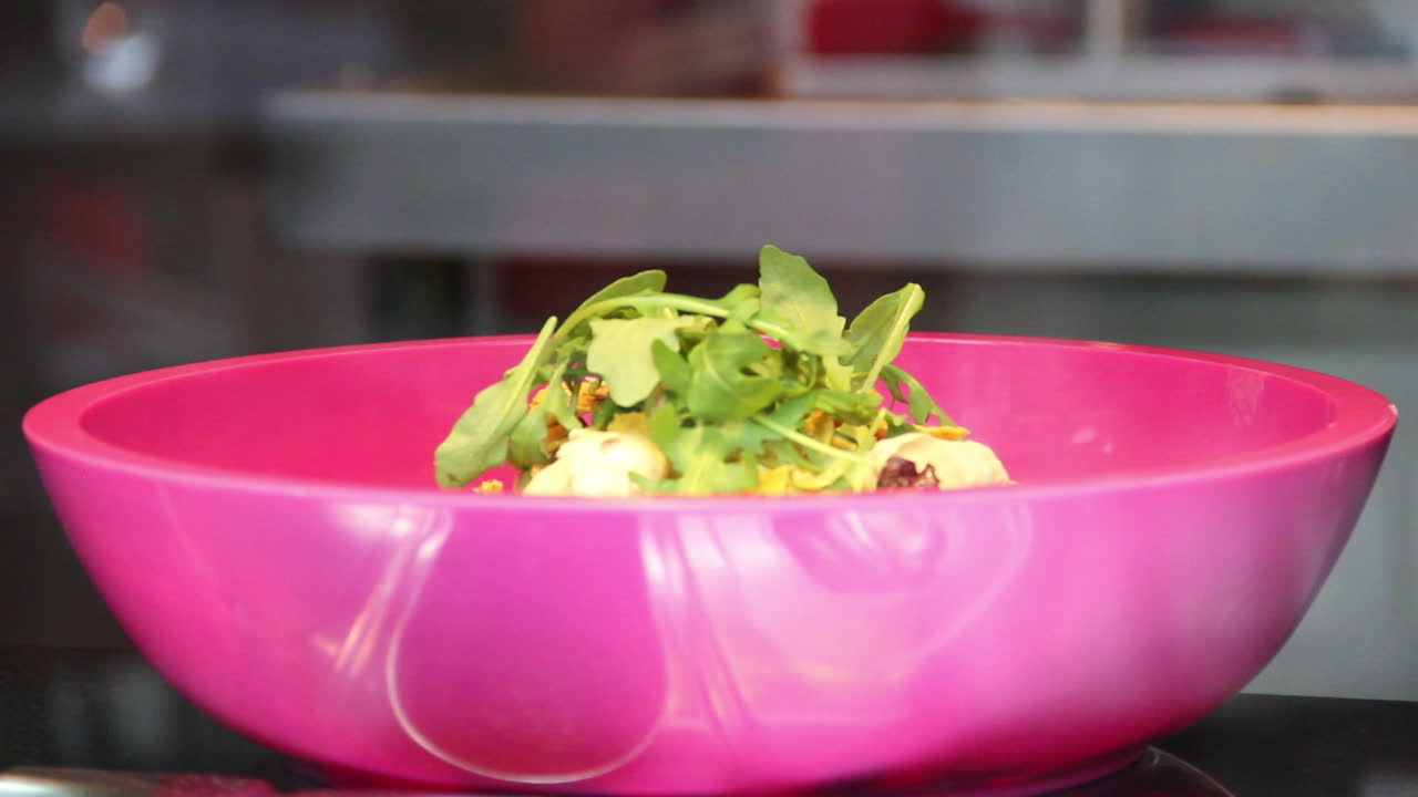 catering preparando ensalada con rúcula
