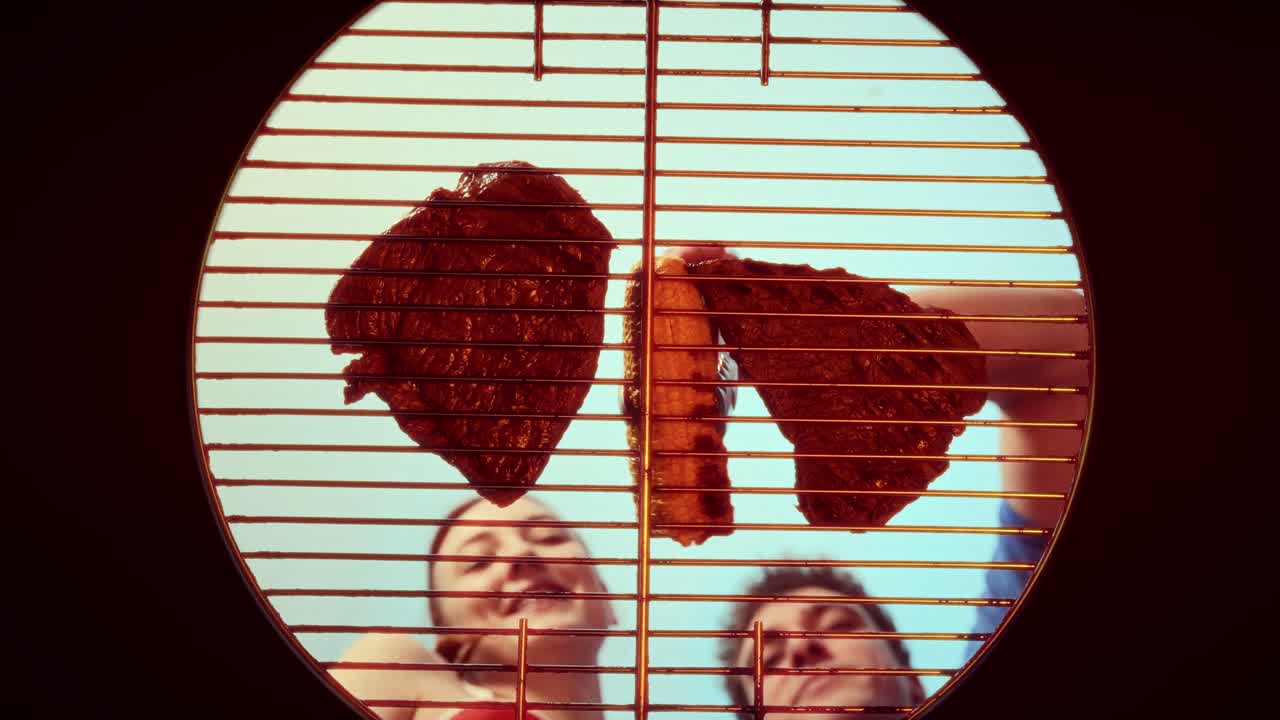 bistec a la parrilla y maíz en la mazorca