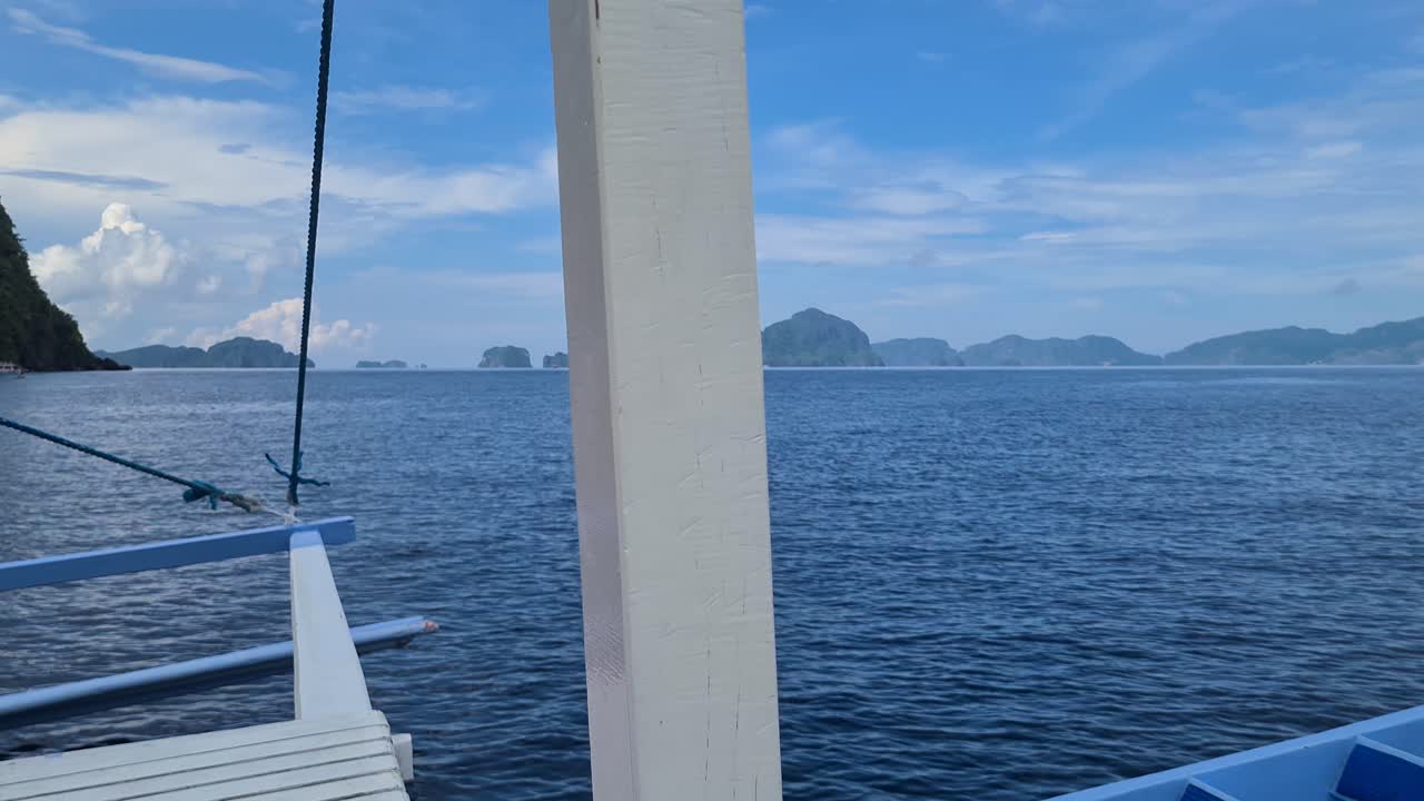 필리핀 팔라완의 엘 니도 제도 (el nido archipelago) 에 있는 무인 석회암 섬들 사이를 항해하는 전통적인 필리핀 보트.