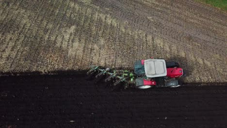 imágenes aéreas sobre el campo de arado del tractor