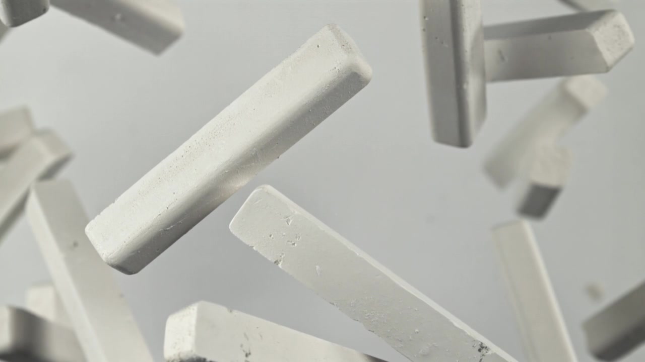 Primo piano di gesso bianco che fluttua al rallentatore