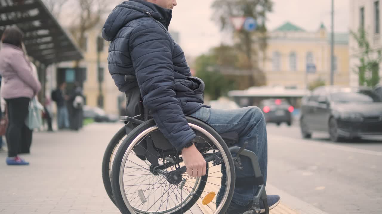 persona con discapacidad física que espera un transporte urbano con una rampa accesible