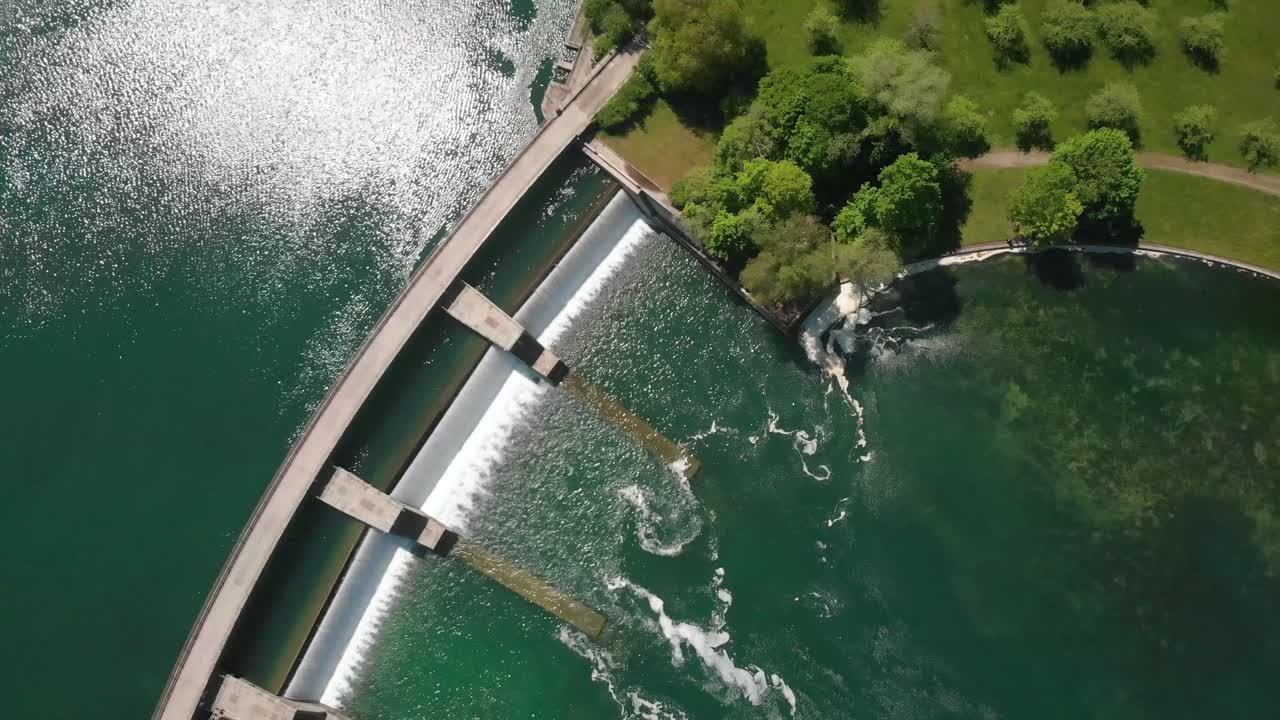 vista aérea de una presa y un río