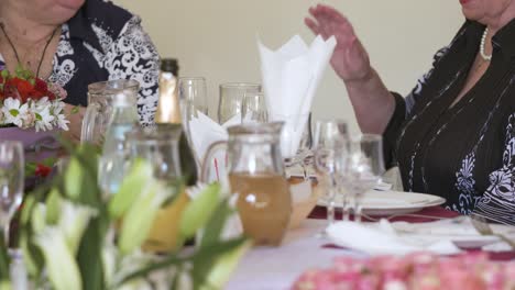 los ancianos celebran las fiestas en una cena festiva
