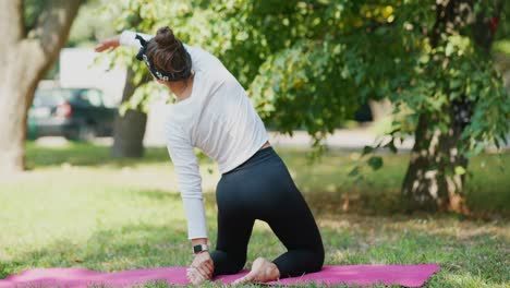 mujer haciendo yoga en un parque