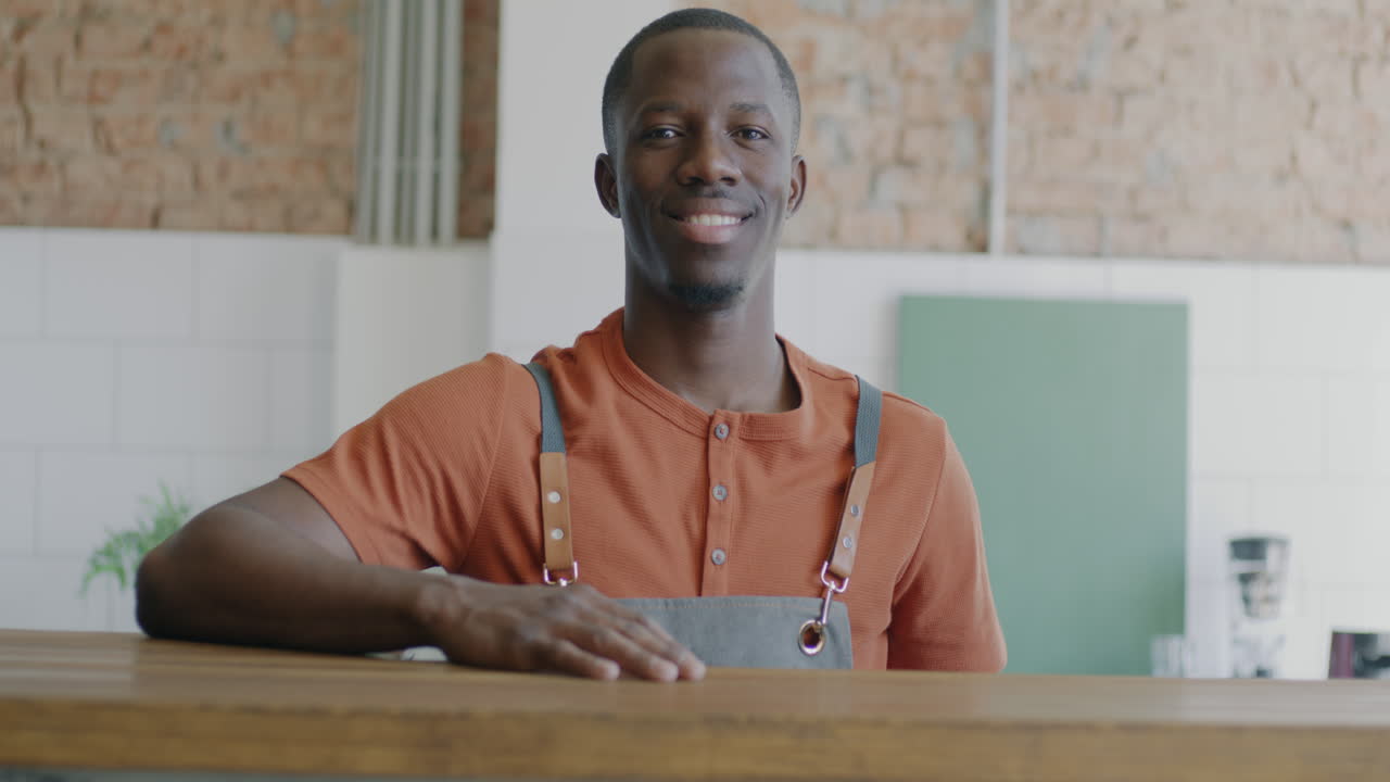 Barista sorridente al bancone di un bar