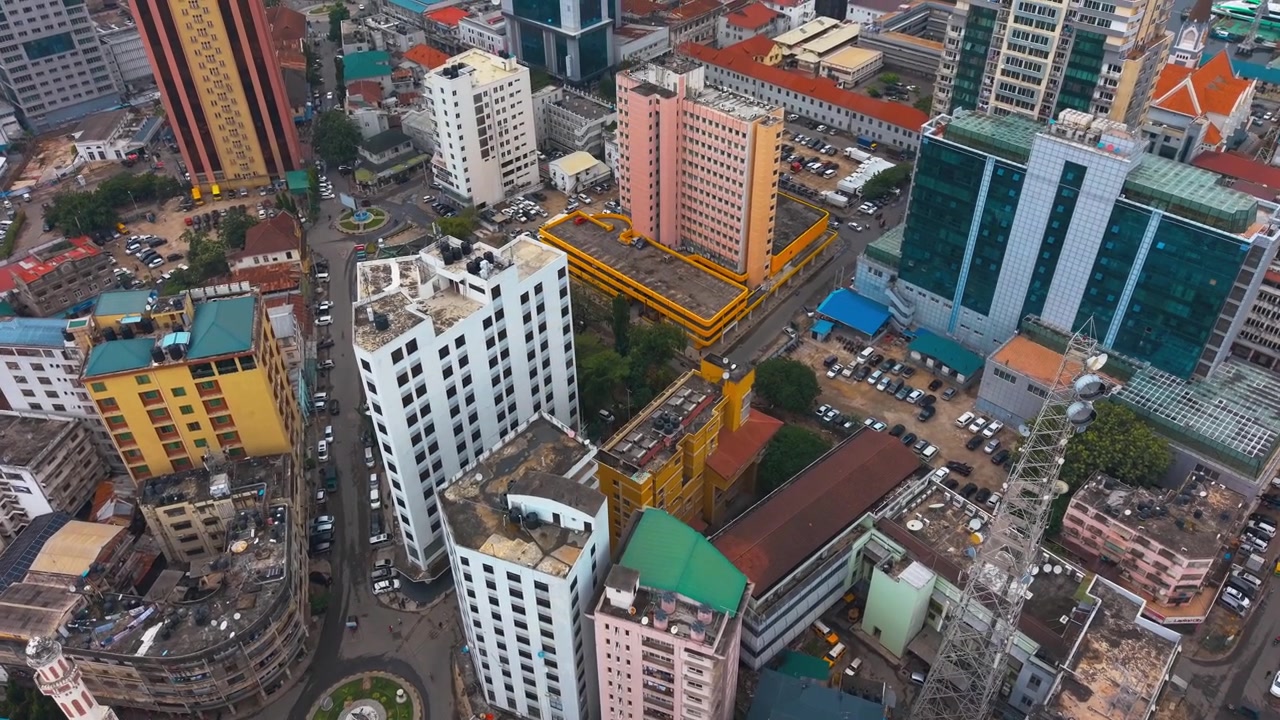 Vista aérea de Dar es Salaam exibindo seu horizonte costeiro, expansão urbana e sua vibrante estrutura urbana.
