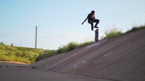 Una-Persona-Logra-Un-Truco-Con-Su-Patineta-En-Una-Zanja-En-Maui