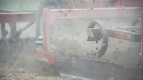 Landwirtschaftliche-Eggen,-Die-Im-Feld-Arbeiten