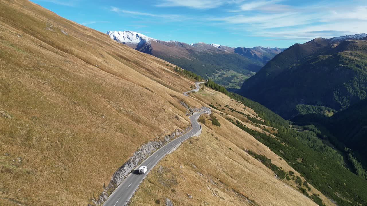 el campista conduce la camioneta grossglockner en la carretera alta alpina de los alpes austriacos - 4k aéreo