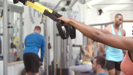 Mujer-Joven,-Hacer,-Entrenamiento-Del-Peso-Corporal,-En,-Un,-Ocupado,-Gimnasio