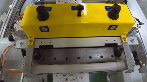 la máquina de corte sincronizado corta automáticamente las etiquetas