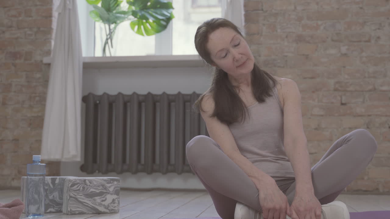 집에서 워밍업과 운동을 하는 할머니