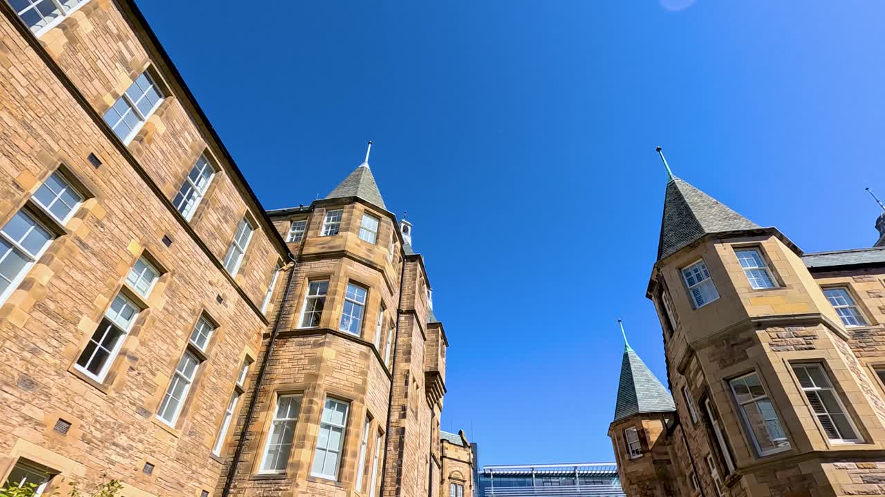 은 파란 하늘을 배경으로 한 돌 건축물