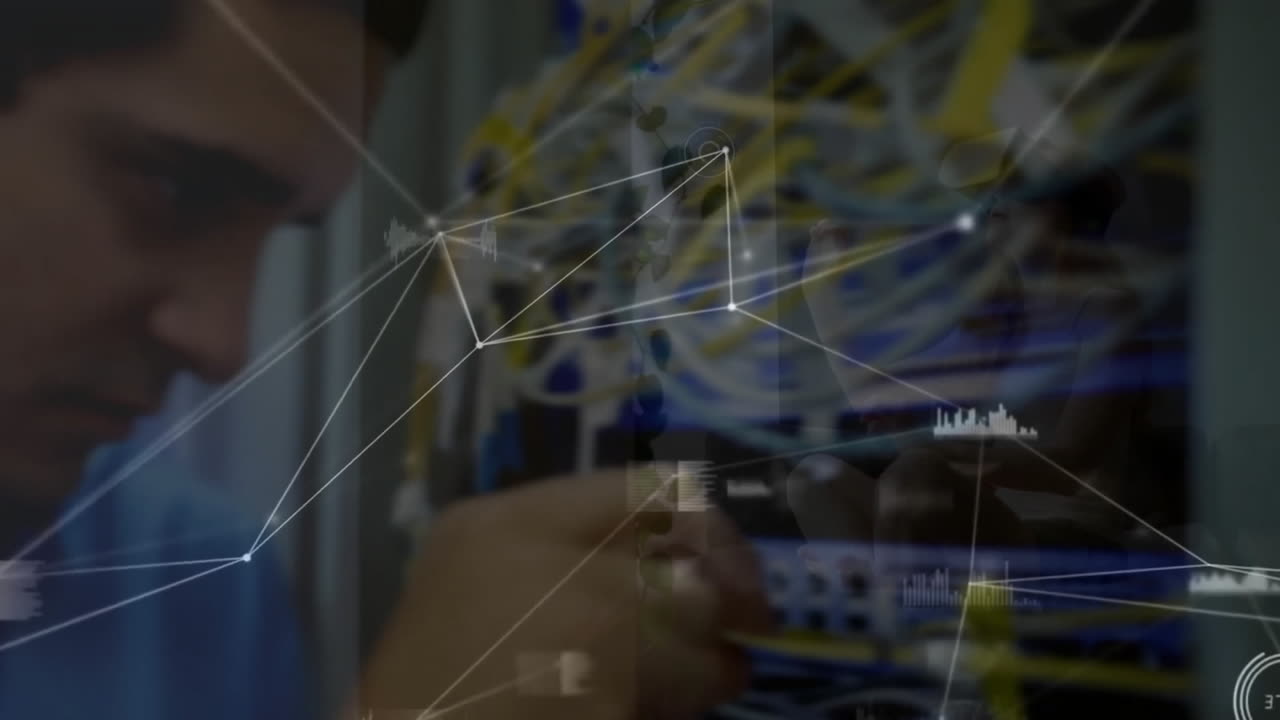 animación de la red de conexiones con procesamiento de datos sobre el hombre caucásico en la sala de servidores