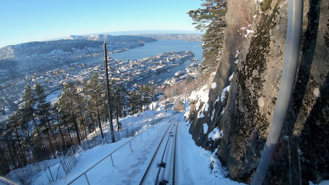 vista interior del funicular por el monte floyen cubierto de nieve, la ciudad de bergen como fondo