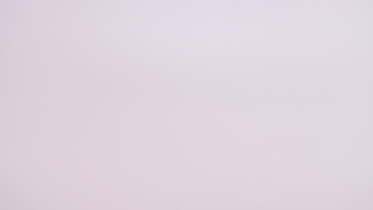 un hombre toma un vaso con polvo disuelto en agua para beberlo