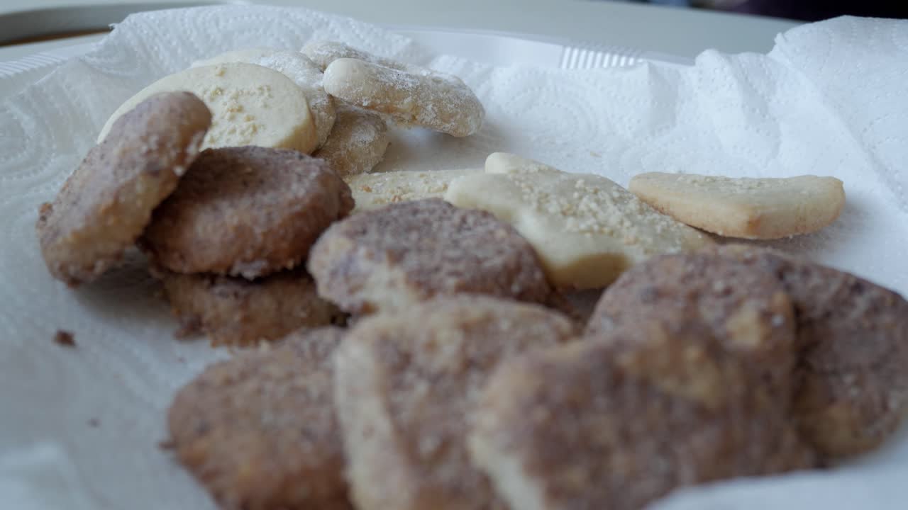 Butterplätzchen, traditional German butter cookies, displayed on a paper towel