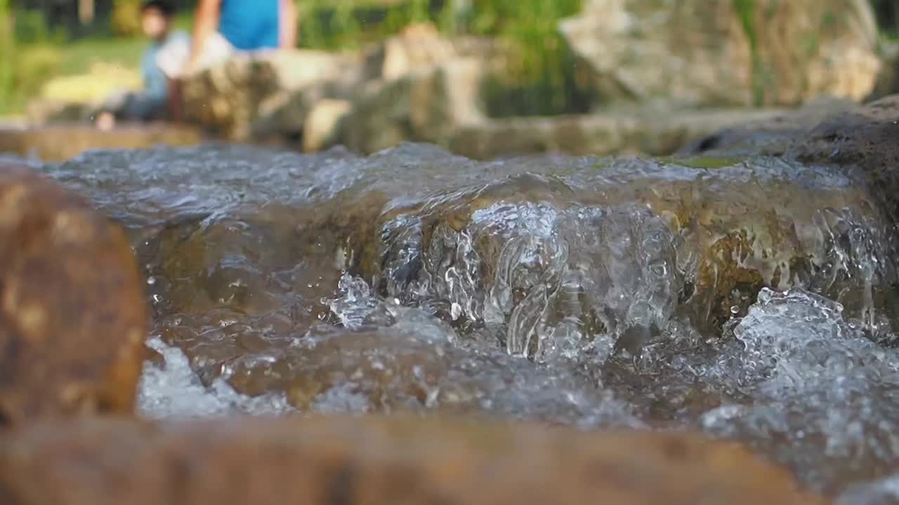 agua que fluye sobre las rocas en un parque