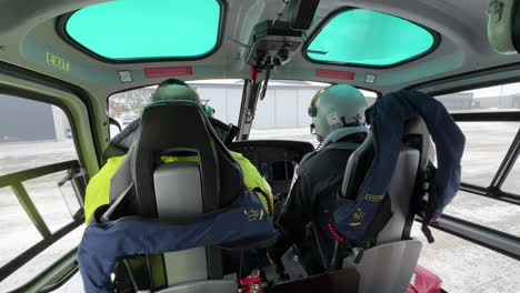 Vista-De-Cabina-De-Un-Helicóptero-Mientras-El-Piloto-Despega-De-Un-Aeropuerto-Y-Sigue-La-Pista-En-El-Aeródromo