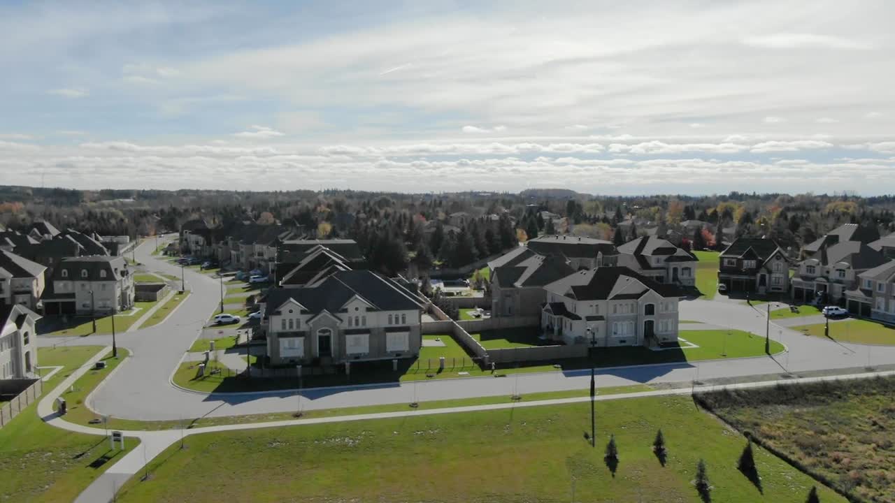 drone volando sobre el patio de recreo del vecindario en king city