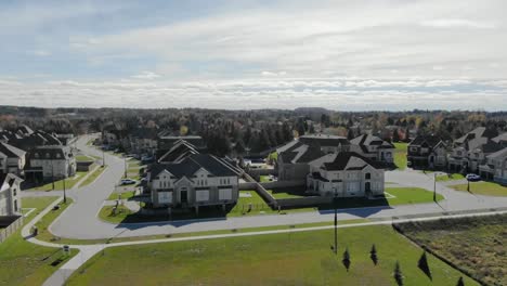 drone che sorvola il parco giochi del quartiere a king city
