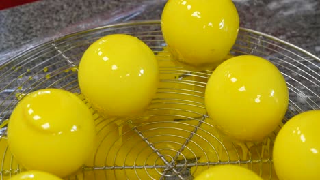 postres esféricos esmaltados