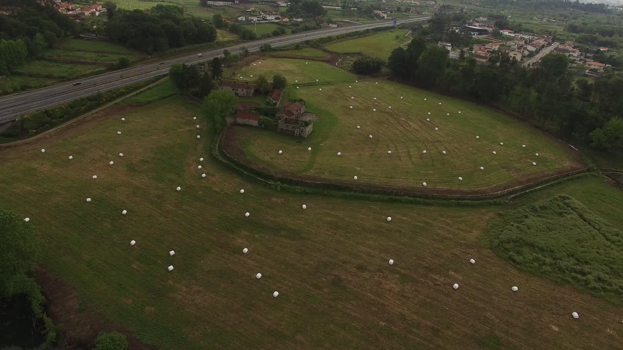 강과 농지를 비행