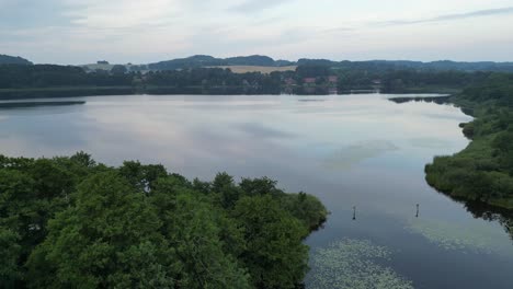 Bewölkter-Morgen,-Der-über-Einen-Wunderschönen-Natursee-Fliegt