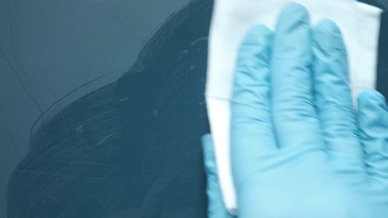 limpieza de una superficie con guantes