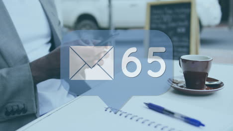 icono de mensaje con números crecientes contra la sección media del hombre usando un teléfono inteligente en una cafetería
