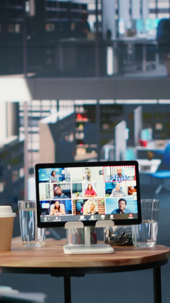 Video verticale: Gruppo multietnico di leader aziendali che si incontrano con gli investitori in videochiamata.