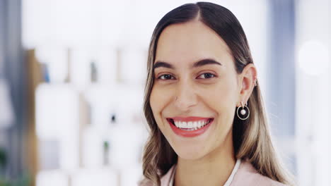 cara, felicidad y mujer de negocios en la oficina