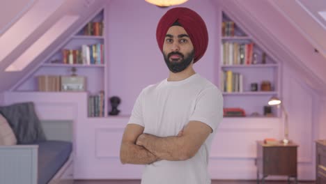 retrato de un hombre indio sikh confiado de pie con las manos cruzadas
