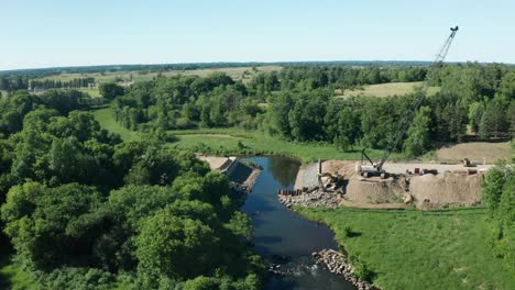 aéreo, construcción de un pequeño puente sobre el río en la carretera rural