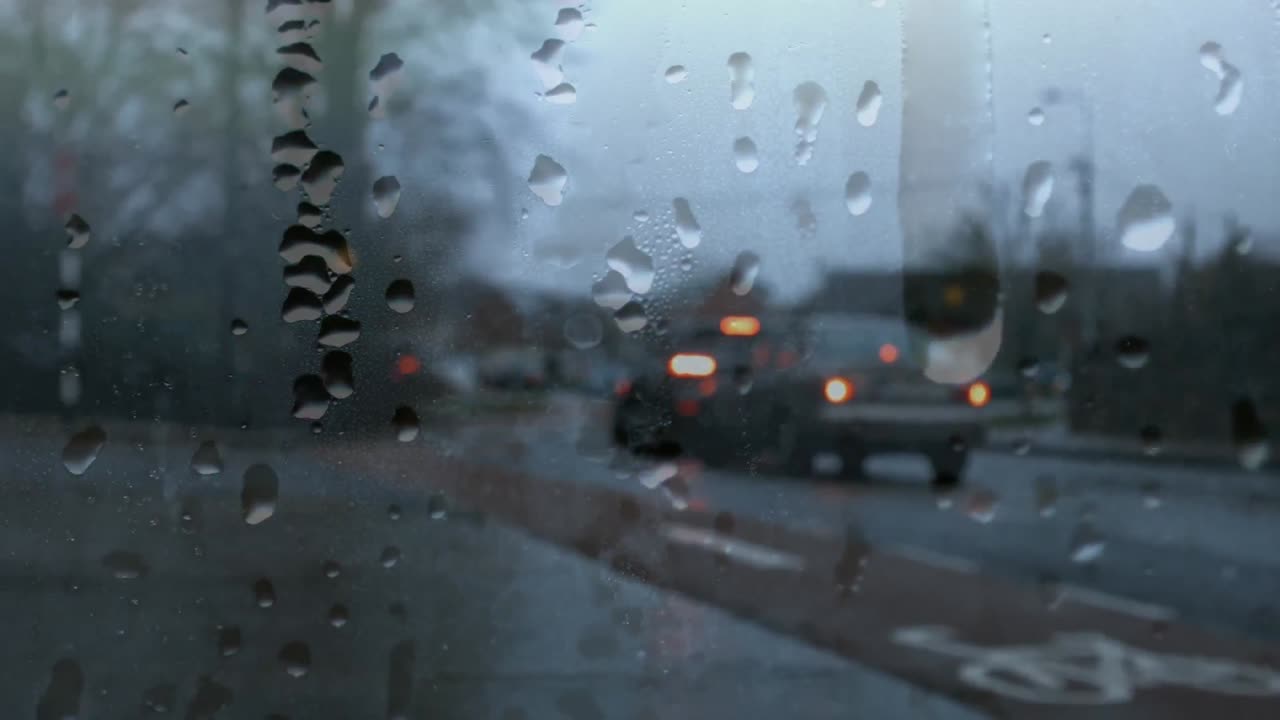 도로에서 운전하는 자동차를 기록하는 카메라