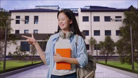 estudiante sonriente en el campus de la universidad