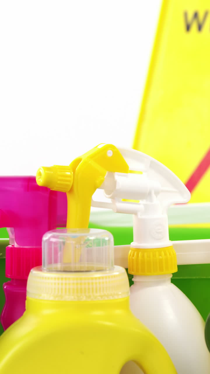 경고 표지판 을 가진 각종 가정용 물품